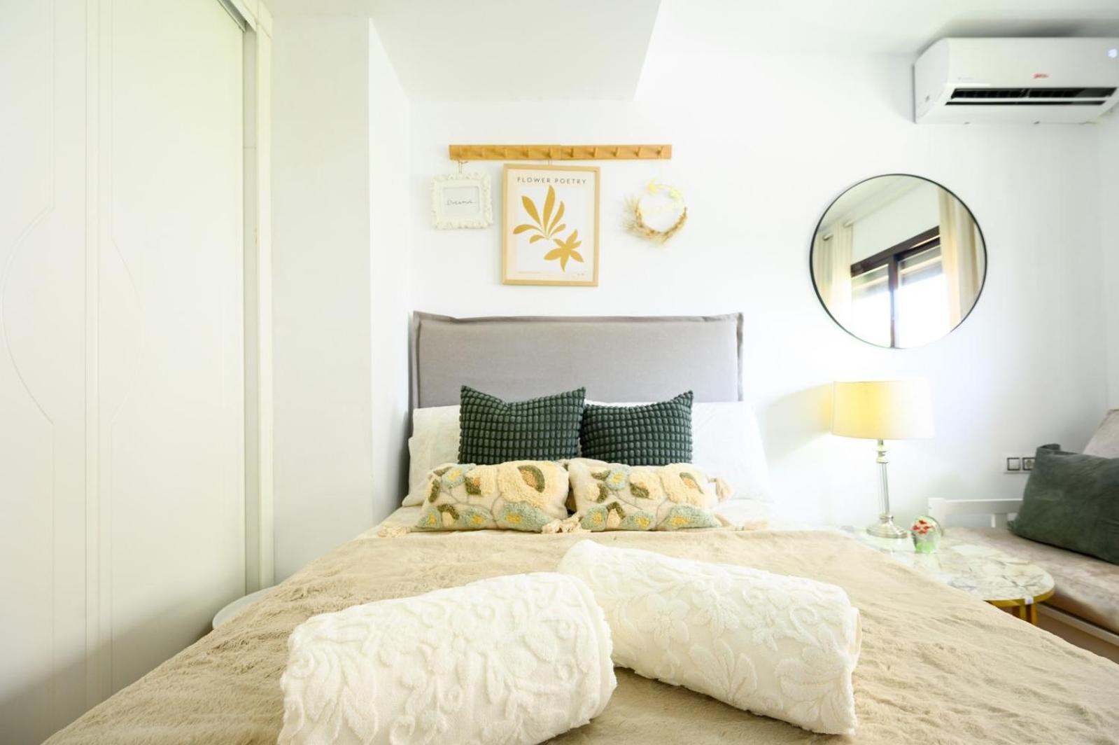 Estudio Con Parking Teatinos Malaga Living Exterior foto
